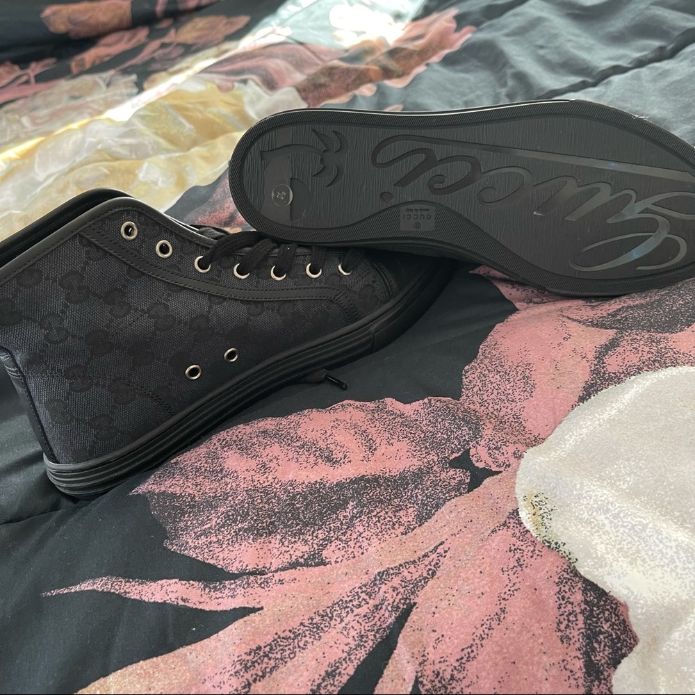 Selling my authentic Gucci sneakers. Only worn 2x - Picture 2 of 2